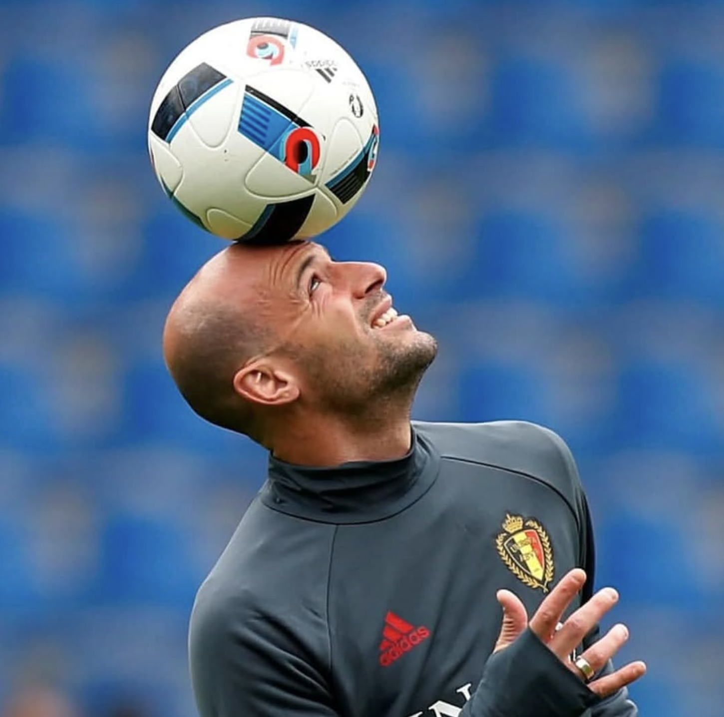 Laurent Ciman faisant tenir un ballon de soccer sur sa tête